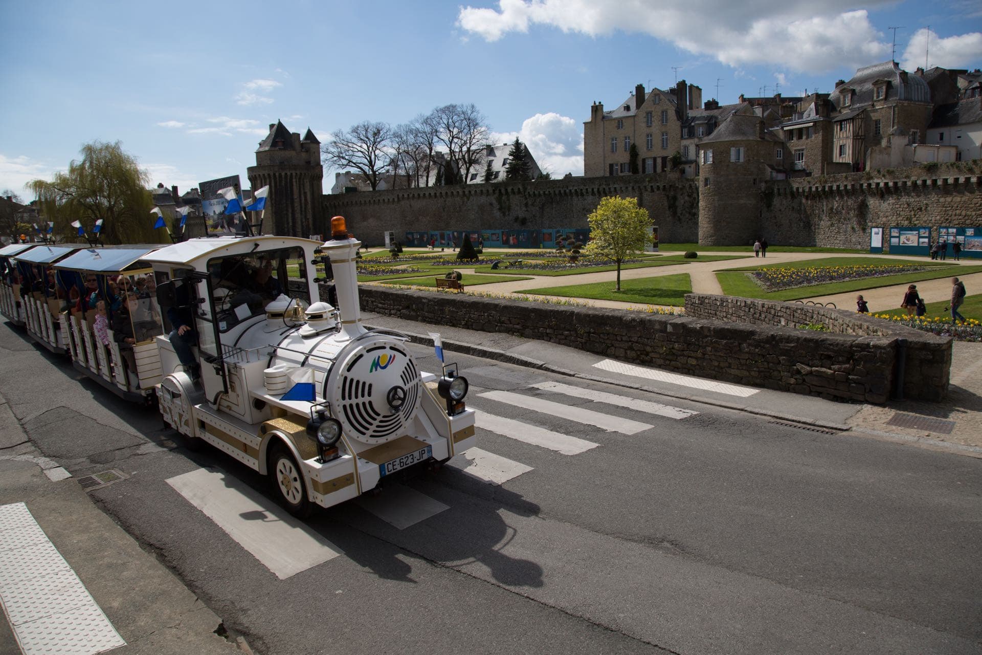 Le Petit Train de Vannes longeant les remparts médiévaux
