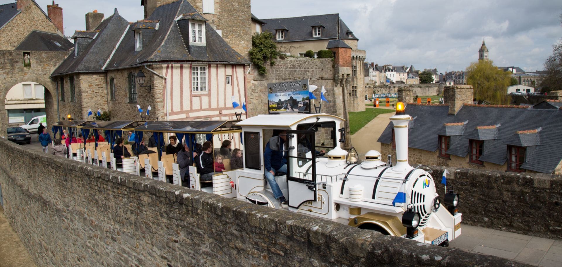 Les remparts médiévaux de Vannes vus depuis le Petit Train